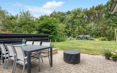 Varpu - 1.5Km from the Sea: Estate, Skygge, Indkørsel, Stuehus