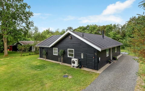 Varpu - 1.5Km from the Sea: Estate, Skygge, Indkørsel, Stuehus