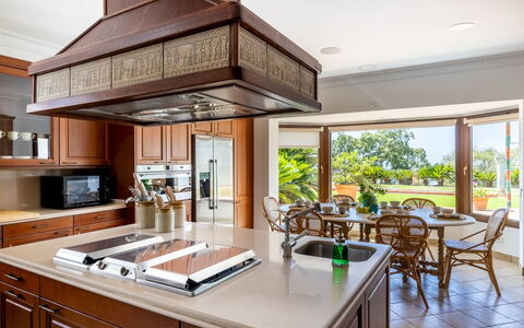 Serena Marbella: Køkken, Indretning, Countertop, Køkken Apparat, Gulvbelægning, Møbel, Cabinetry, Træ, Loft, Lysarmatur