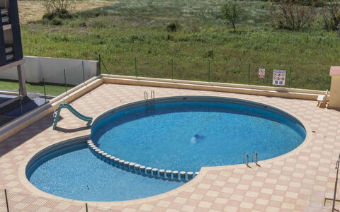 Aroca: Svømmepøl, Kompositmateriale, Udvej, Water Feature, Skygge, Udendørs Møbler, Fritid, Fritidscenter, Flise, Design