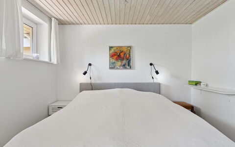 Erin - 200M from the Sea: Seng, Indretning, Soveværelse, Væg, Gulvbelægning, Etage, Loft, Møbel, Træ, Sengetøj