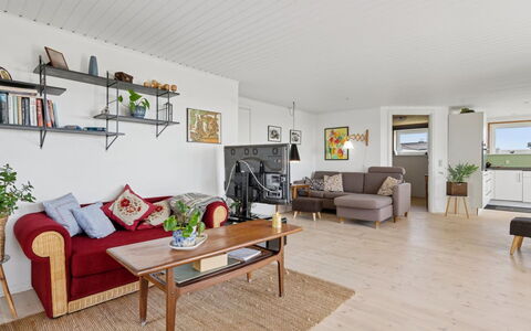 Erin - 200M from the Sea: Møbel, Couch, Gulvbelægning, Indretning, Træ, Etage, Loft, Stue, Trægulve, Bord