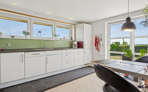 Erin - 200M from the Sea: Køkken, Gulvbelægning, Indretning, Countertop, Etage, Træ, Loft, Køkken Apparat, Cabinetry, Møbel