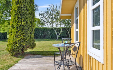 Erin - 200M from the Sea: Land Lot, Sommerhus, Have, Lawn, Veranda, Bejdse, Skygge, Gård, Landscaping, Backyard
