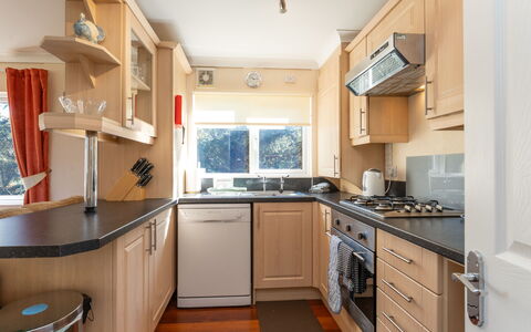 Lodge 5: Køkken, Køkken Apparat, Countertop, Større Bandage, Møbel, Indretning, Cabinetry, Komfur, Træ, Husholdningsapparat