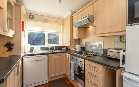 Lodge 5: Køkken, Køkken Apparat, Countertop, Større Bandage, Cabinetry, Møbel, Komfur, Indretning, Komfur, Husholdningsapparat