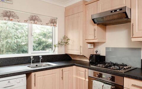 Lodge 7: Køkken, Køkken Apparat, Countertop, Større Bandage, Cabinetry, Indretning, Komfur, Komfur, Møbel, Gaskomfur