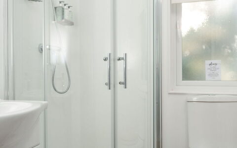 Lodge 2: Badeværelse, Sanitærarmatur, Vvs, Bruser Dør, Bruser, Tap, Håndvask, Toilet, Badeværelsesvask, Brusehoved