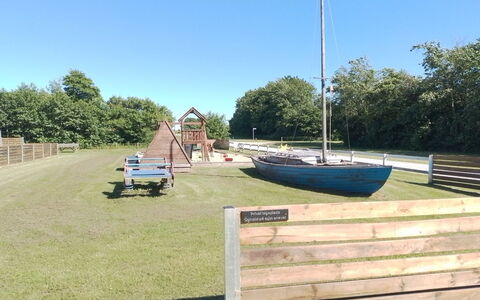Franzisca - 200M to the Fjord: Pol, Parkere, Lawn, Legepladsudstyr, Skygge, Gård, Udendørs Bench, Bænk, Planke