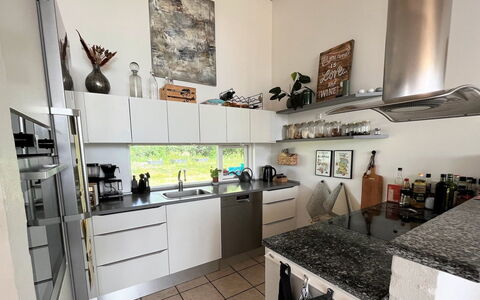 Sejer - 350M from the Sea: Køkken Apparat, Køkken, Countertop, Indretning, Cabinetry, Større Bandage, Møbel, Gulvbelægning, Husholdningsapparat, Belysning