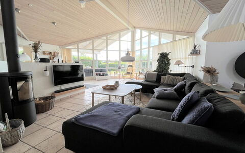 Sejer - 350M from the Sea: Hjem, Couch, Stue, Loft, Design, Hårdttræ, Stueplante, Loftsventilator, Lysarmatur