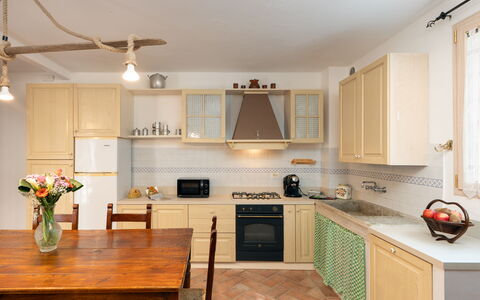 Villa Gori: Møbel, Køkken, Countertop, Indretning, Cabinetry, Køkken Apparat, Gulvbelægning, Etage, Træ, Større Bandage
