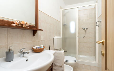 Villa Gori: Gulvbelægning, Badeværelsesvask, Indretning, Etage, Sanitærarmatur, Badeværelse, Håndvask, Toilet, Toiletbræt, Møbel