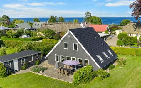 Begitte - 200M from the Sea: Blå, Busk, Sommerhus, Bunddække, Have, Estate, Skygge, Landscaping, Stuehus, Eco Hotel