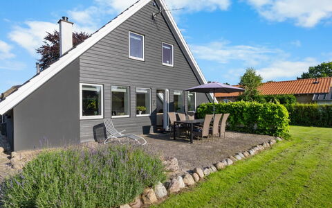 Begitte - 200M from the Sea: Blå, Busk, Sommerhus, Bunddække, Have, Estate, Skygge, Landscaping, Stuehus, Eco Hotel