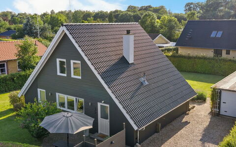 Begitte - 200M from the Sea: Blå, Busk, Sommerhus, Bunddække, Have, Estate, Skygge, Landscaping, Stuehus, Eco Hotel