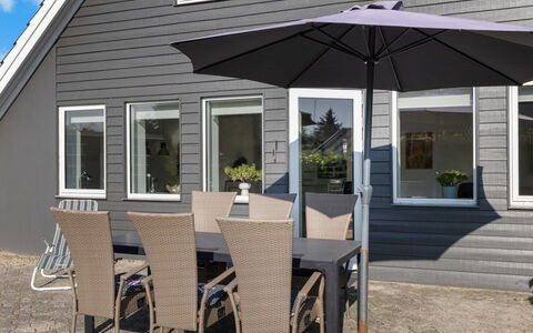 Begitte - 200M from the Sea: Blå, Busk, Sommerhus, Bunddække, Have, Estate, Skygge, Landscaping, Stuehus, Eco Hotel