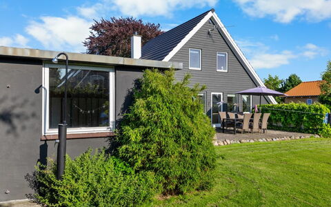 Begitte - 200M from the Sea: Blå, Busk, Sommerhus, Bunddække, Have, Estate, Skygge, Landscaping, Stuehus, Eco Hotel