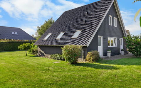 Begitte - 200M from the Sea: Blå, Busk, Sommerhus, Bunddække, Have, Estate, Skygge, Landscaping, Stuehus, Eco Hotel