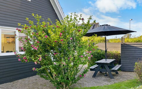 Begitte - 200M from the Sea: Blå, Busk, Sommerhus, Bunddække, Have, Estate, Skygge, Landscaping, Stuehus, Eco Hotel