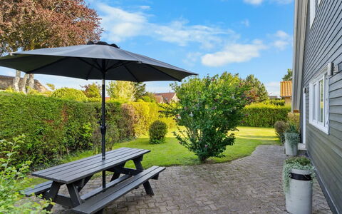 Begitte - 200M from the Sea: Blå, Busk, Sommerhus, Bunddække, Have, Estate, Skygge, Landscaping, Stuehus, Eco Hotel