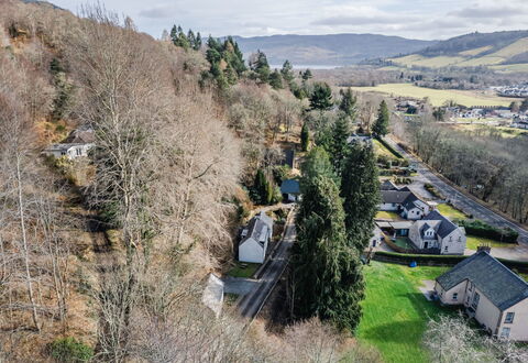 Betty'S Bothy: Træ, Landskab, Boligområde, Highland, Tag, Hus, Landdistrikt, Menneskelig Bosættelse, Hjem, Landsby