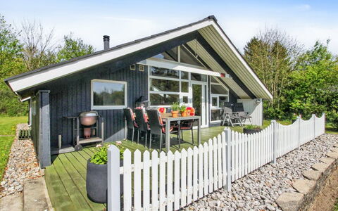 Winter - 31Km from the Sea: Hjem, Sommerhus, Veranda, Hårdttræ, Sidespor, Dæk, Skygge, Planke, Estate, Garden Bygninger