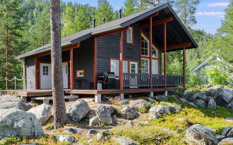 Blue Lake Villa: Seng, Møbel, Soveværelse, Indretning, Sengetøj, Sengetøj, Gulvbelægning, Træ, Etage, Værelse