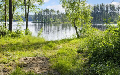 Blue Lake Villa: Seng, Møbel, Soveværelse, Indretning, Sengetøj, Sengetøj, Gulvbelægning, Træ, Etage, Værelse