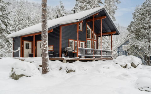 Blue Lake Villa: Seng, Møbel, Soveværelse, Indretning, Sengetøj, Sengetøj, Gulvbelægning, Træ, Etage, Værelse