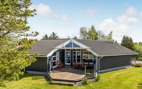 Winona - 250M from the Sea: Vegetationen, Busk, Forår, Sommerhus, Have, Skygge, Backyard, Gård, Stol