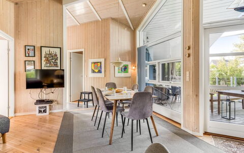 Winona - 250M from the Sea: Vegetationen, Busk, Forår, Sommerhus, Have, Skygge, Backyard, Gård, Stol