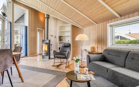 Winona - 250M from the Sea: Vegetationen, Busk, Forår, Sommerhus, Have, Skygge, Backyard, Gård, Stol