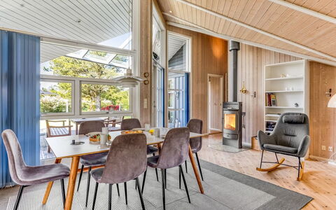 Winona - 250M from the Sea: Vegetationen, Busk, Forår, Sommerhus, Have, Skygge, Backyard, Gård, Stol