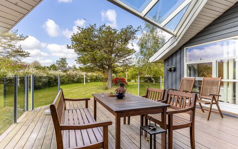 Winona - 250M from the Sea: Vegetationen, Busk, Forår, Sommerhus, Have, Skygge, Backyard, Gård, Stol