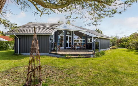 Winona - 250M from the Sea: Vegetationen, Busk, Forår, Sommerhus, Have, Skygge, Backyard, Gård, Stol