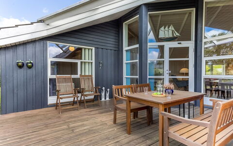 Winona - 250M from the Sea: Vegetationen, Busk, Forår, Sommerhus, Have, Skygge, Backyard, Gård, Stol