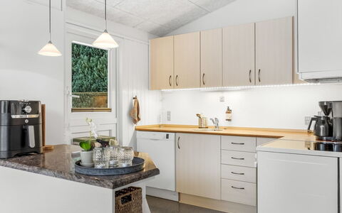 Frethi - 30Km from the Sea: Køkken, Køkken Apparat, Countertop, Indretning, Større Bandage, Cabinetry, Gulvbelægning, Møbel, Håndvask, Husholdningsapparat