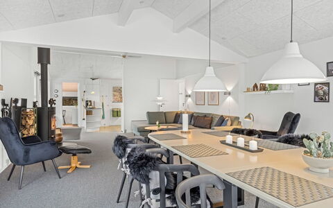 Frethi - 30Km from the Sea: Møbel, Udendørs Møbler, Bordservice, Bord, Drinkware, Stol, Udendørs Bord, Mad, Flaske