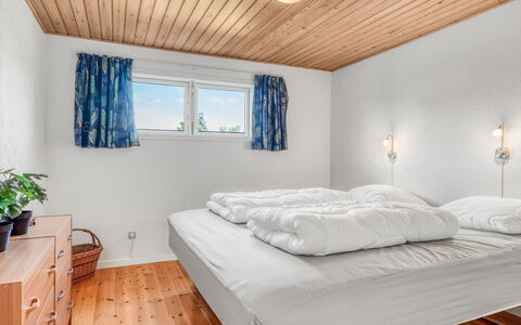 Rathi - from the Sea: Soveværelse, Seng, Træ, Sengetøj, Loft, Indretning, Sengetøj, Bed Frame, Etage, Møbel