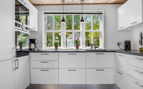Welma - 200M from the Sea: Køkken, Countertop, Cabinetry, Køkken Apparat, Træ, Gulvbelægning, Indretning, Større Bandage, Hjem, Skuffe