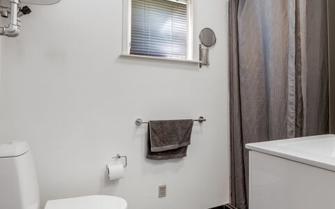 Welma - 200M from the Sea: Toiletbræt, Badeværelse, Sanitærarmatur, Toilet, Gulvbelægning, Etage, Indretning, Vvs, Håndvask, Tap
