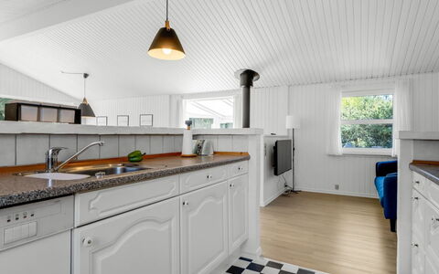 Balthasar - 400M from the Sea: Gulvbelægning, Køkken, Træ, Indretning, Countertop, Etage, Loft, Cabinetry, Større Bandage, Køkken Apparat