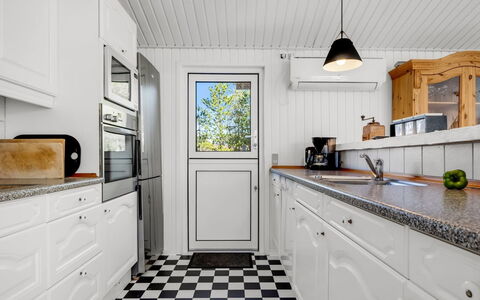 Balthasar - 400M from the Sea: Køkken, Gulvbelægning, Countertop, Større Bandage, Køkken Apparat, Etage, Cabinetry, Indretning, Tap, Håndvask