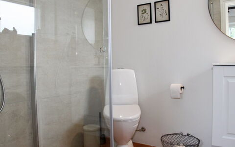 Valia - 20M from the Sea: Toiletbræt, Badeværelse, Toilet, Gulvbelægning, Væg, Sanitærarmatur, Etage, Indretning, Vvs, Belysning