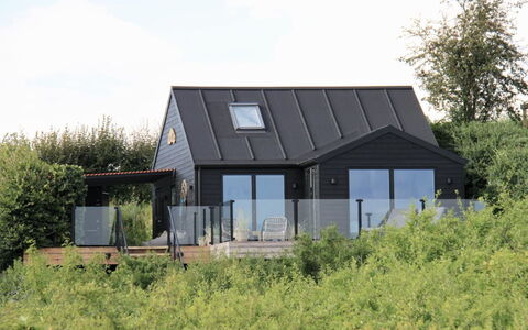 Valia - 20M from the Sea: Tag, Hjem, Sommerhus, Sidespor, Stuehus, Have, Garden Bygninger, Estate, Lawn, Landscaping