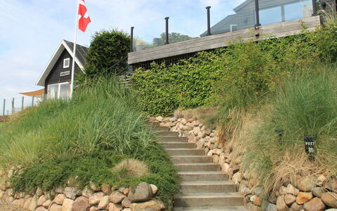 Valia - 20M from the Sea: Busk, Rots, Plantesamfund, Bunddække, Hældning, Have, Landscaping, Shrubland, Walkway, Sti