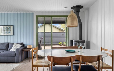 Andine - 250M from the Sea: Møbel, Indretning, Gulvbelægning, Træ, Bord, Etage, Køkken & Spisebord, Spisestue, Loft, Stol