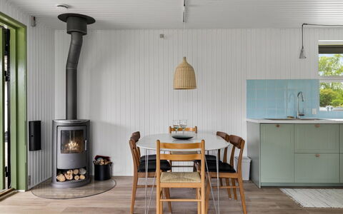 Andine - 250M from the Sea: Gulvbelægning, Træ, Møbel, Etage, Indretning, Køkken, Loft, Køkken Apparat, Countertop, Hjem
