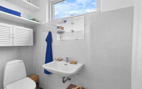 Andine - 250M from the Sea: Badeværelse, Toiletbræt, Sanitærarmatur, Håndvask, Toilet, Badeværelsesvask, Indretning, Gulvbelægning, Tap, Etage